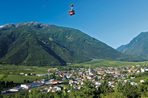 Latsch im Vinschgau mit Seilbahn St.Martin im Kofel