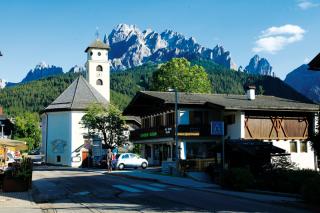 Kirche von Moos mit Elferspitze 3092 m