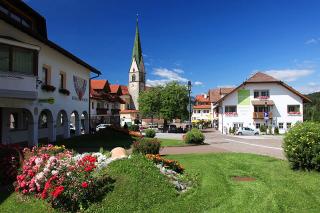 Terenten Pfarrkirche und Rathaus