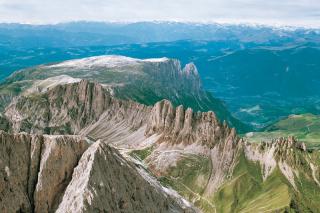 Die Rosszaehne mit Schlern und Seiseralm