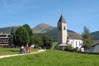 Kirche in Meransen mit Gitschberg