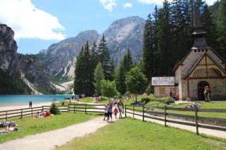 Kirchl am Pragser Wildsee 1496m mit Seekofel 2810m